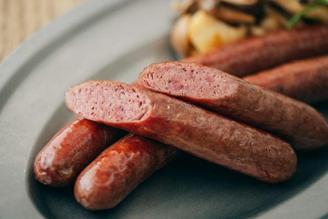 【初心者でも安心】 鹿モモ肉 200g＆鹿ソーセージ 300gのジビエセット [日添 熊本県 五木村 51120302] 鹿肉 シカ肉 しか肉 ジビエ セット ジビエセット モモ肉 もも肉 ソーセージ 鹿ソーセージ 熊本県 五木村 特産