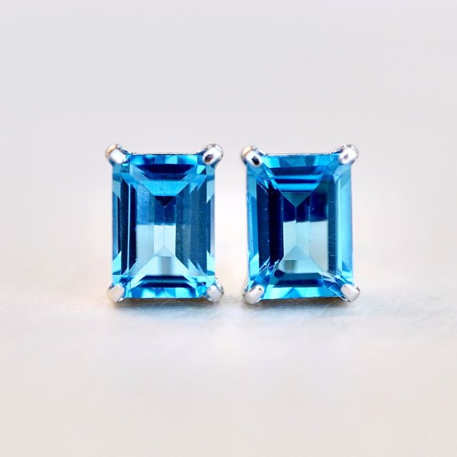 （ダブり）　　K14WG ホワイトゴールド ブルートパーズ オクタゴンカット ピアス 保証書付 KO-0035 SWAD035