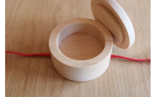 へその緒入れ（リボン赤色） 木製 出産祝い 誕生記念 ベビー 贈答 ギフト 送料無料 山梨県 笛吹市 204-009