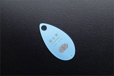 遺灰入れカード型ケース　結心華　しずくタイプ　アルミ製　色：ブルー（カラーアルマイト）HR00022