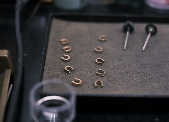 K18　ホルンブローチ 　BO-3