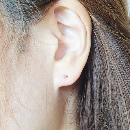 プラチナ　２ｍｍ　丸玉ピアス　BQ-25