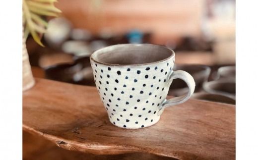 ＜南陶窯＞広口マグカップ【白・青ドット】 〇 読谷村 やちむん 陶器 伝統工芸品 久場政一 沖縄 新生活 人気商品 うちなーすぐりむん コップ 地場産品 手作り 焼き物 柄違い有 プレゼントに ギフトに お祝いに オススメ