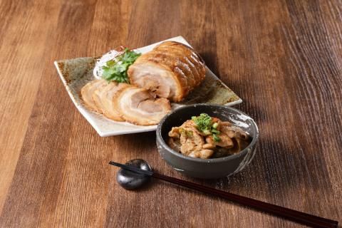 肉屋のこだわりもつ煮込み260g×2袋・チャーシュー 300g×1袋セット【新潟県妙高市】