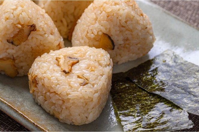 BBQに最適！ 誰でも簡単に焼ける サザエ＆白イカ＆干物セットに、 サザエご飯のおにぎり付き 4人用 ※万能ダシ付き UO01032