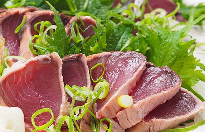 kgp0028 カツオたたき 1kg 初鰹 訳あり サイズ不揃い（3～6節）特製タレ付