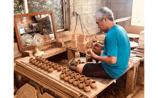 ＜南陶窯＞三つ足カフェオレボウル【青・ドット】 ☆ 読谷村 やちむん 陶器 焼き物 コップ 沖縄 柄違い有 コバルト うちなーすぐりむん カワイイ 久場政一 手作り 人気商品 ぽってり プレゼントに 伝統工芸品 お祝いに オススメ