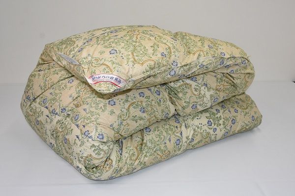 Q52　２層式キルト羽毛掛けふとん　ハンガリー産ホワイトダックダウン93％　色ブルー系　柄おまかせ