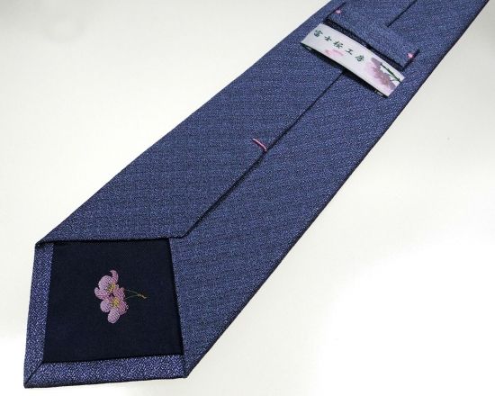 郡内織物「富士桜工房」シルクネクタイ『燻』梨地無地 薄藍 FAA1048