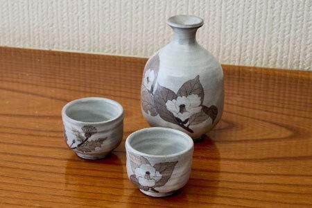 和紙染草花文ぐい呑 【日の隈窯 和紙染 神埼市 和紙 佐賀 陶器 粉引き 鉄絵 草花 窯元 陶芸作家】(H025107)