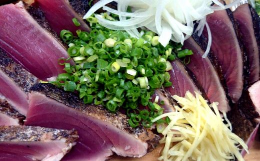 【四国一小さなまち】≪ヤマシン≫わら焼き土佐の鰹タタキ２節 ★6ヶ月★定期便 土佐料理 藁焼きたたき カツオ 鰹 初鰹 下り鰹 海鮮 魚 薬味セット 旬 カツオ 1節約300g～400g 冷蔵配送 定期便