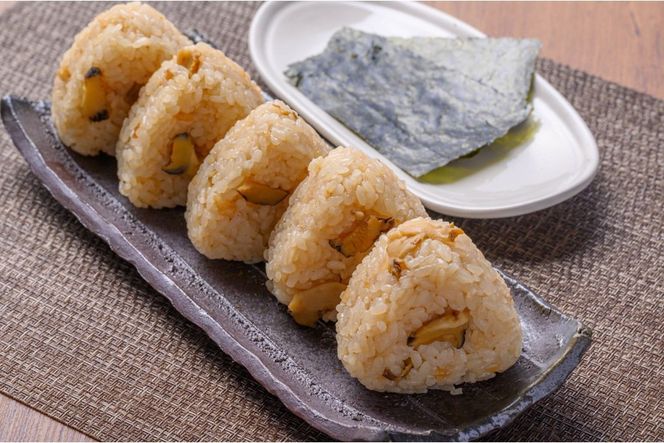 BBQに最適！ 誰でも簡単に焼ける サザエ＆白イカ＆干物セットに、 サザエご飯のおにぎり付き 4人用 ※万能ダシ付き UO01032