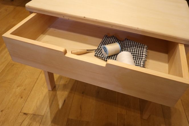 木製小テーブル［127S06］木製 小テーブル 机 テーブル 引き出し付き 1段 インテリア 家具 雑貨 日用品 木型職人 手作り おしゃれ 最適なサイズ 便利 子供用 伝統 ものづくり