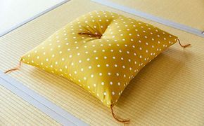 天然繊維　手作り　木綿わた入り　座布団(からしドット柄）　HT00100