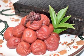 【ギフト用】高級南高梅しそ漬梅800g入 紀州塗箱 網代模様仕上 【SW82】 303446_XJ040-GFT