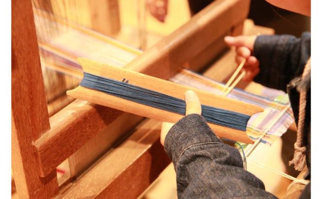 伝統工芸＜読谷山花織＞テーブルセンター（特大） 〇 花柄 ロマン 沖縄 織物 温かさ 上品 花紋様 １点物 技術 可憐 幾何学模様 琉球藍 福木 銭花 扇花 風車花 子孫繁栄 琉球王朝時代 王族