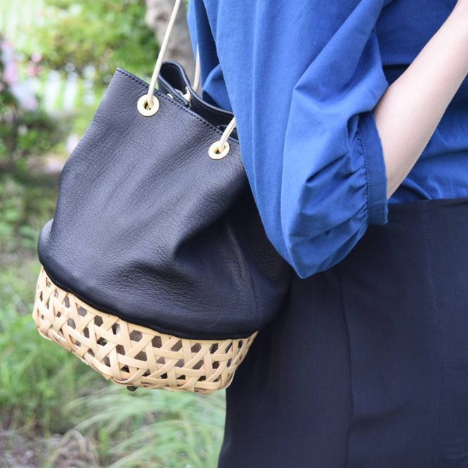 BB003-1-1　竹と牛革の巾着カゴバッグ　ブルー