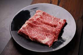 北海道産 星空の黒牛 リブロース 牛肉 すき焼き用 300g 【 肉 にく ニク 牛肉 牛肉赤身 赤身 牛肉セット バーベキュー 冷凍牛肉 贅沢牛肉 国産牛肉 北海道産牛肉 道産牛肉 簡単 お手軽 特製牛肉 標茶町 北海道 】 016641_AD024