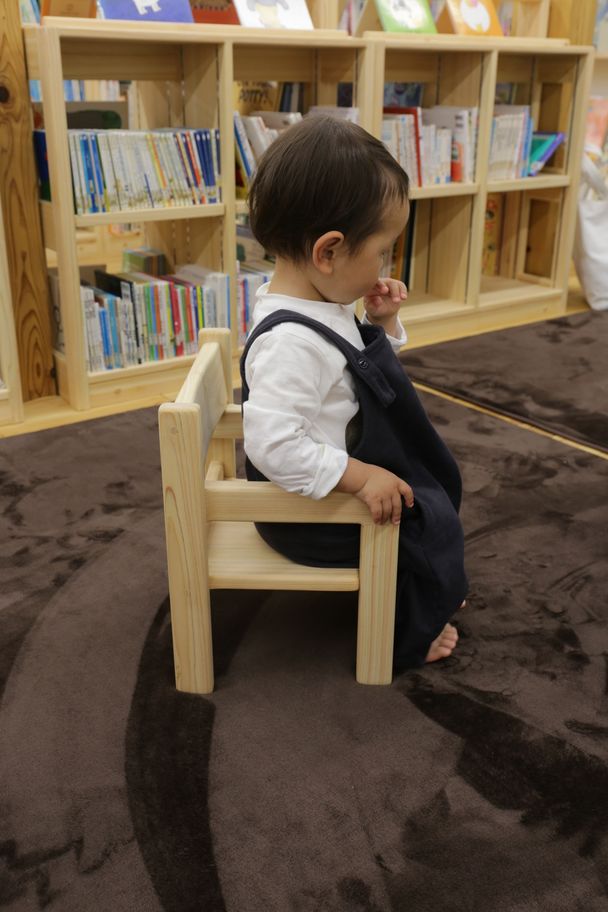 【国産ヒノキ・無垢の木】ヒノキのいす(ひじ掛けあり)_0歳児向け N-mp-A02A