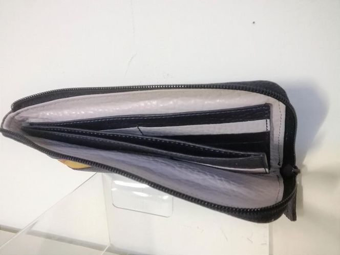 「鞄工房　香」キリン柄レザー長財布（パープル） FAA3011