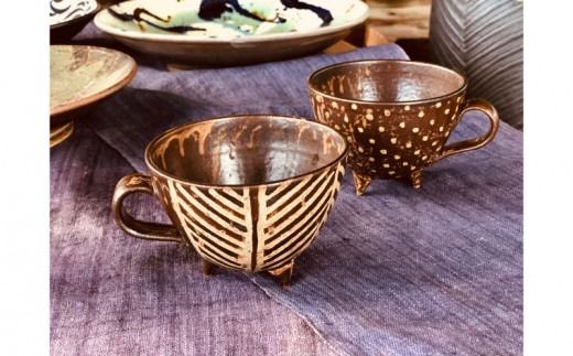 ＜南陶窯＞三つ足カフェオレボウル【ドット】 ☆ 読谷村 やちむん 陶器 焼き物 久場政一 沖縄 カップ 水玉 うちなーすぐりむん コップ 地場産品 手作り 人気商品 柄違い有 色違い有 ギフトに お祝いに オススメ 伝統工芸品