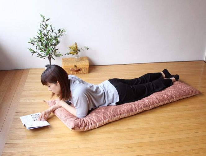 【 洛中高岡屋 】うたた寝にちょうどいい寛ぎのアイテム カバータイプごろ寝敷きふとん（ピンク系） 261009_B-BZ64