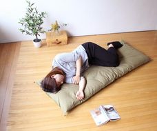 【 洛中高岡屋 】うたた寝にちょうどいい寛ぎのアイテム　カバータイプごろ寝敷きふとん（グリーン系） 261009_B-BZ65