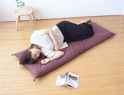 【 洛中高岡屋 】うたた寝にちょうどいい寛ぎのアイテム　カバータイプごろ寝敷きふとん（パープル系） 261009_B-BZ66