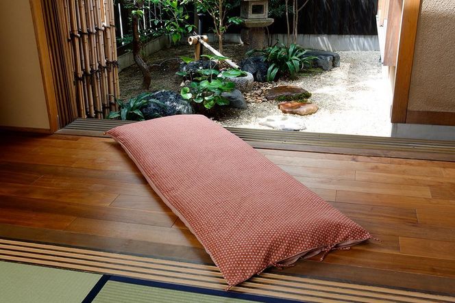 【 洛中高岡屋 】うたた寝にちょうどいい寛ぎのアイテム カバータイプごろ寝敷きふとん＜ゆったりサイズ＞（ピンク系） 261009_B-BZ71