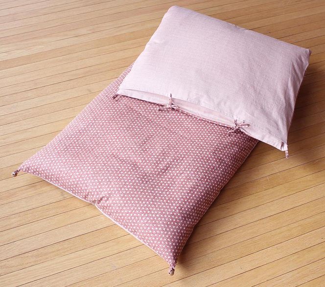 【 洛中高岡屋 】うたた寝にちょうどいい寛ぎのアイテム カバータイプごろ寝敷きふとん＜ゆったりサイズ＞（ピンク系） 261009_B-BZ71