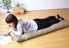 【 洛中高岡屋 】うたた寝にちょうどいい寛ぎのアイテム　カバータイプごろ寝敷きふとん＜ゆったりサイズ＞（グリーン系） 261009_B-BZ72