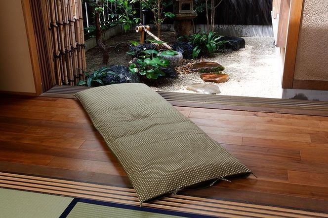 【 洛中高岡屋 】うたた寝にちょうどいい寛ぎのアイテム　カバータイプごろ寝敷きふとん＜ゆったりサイズ＞（グリーン系） 261009_B-BZ72