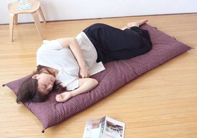 【 洛中高岡屋 】うたた寝にちょうどいい寛ぎのアイテム　カバータイプごろ寝敷きふとん＜ゆったりサイズ＞（パープル系） 261009_B-BZ73
