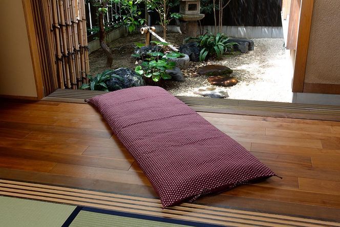 【 洛中高岡屋 】うたた寝にちょうどいい寛ぎのアイテム　カバータイプごろ寝敷きふとん＜ゆったりサイズ＞（パープル系） 261009_B-BZ73