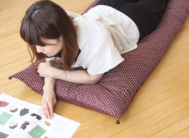 【 洛中高岡屋 】うたた寝にちょうどいい寛ぎのアイテム　カバータイプごろ寝敷きふとん＜ゆったりサイズ＞（パープル系） 261009_B-BZ73