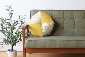 【 洛中高岡屋 】ラクにくつろげる おじゃみ座布団（木綿・菜の花フローラル） 261009_B-BZ79