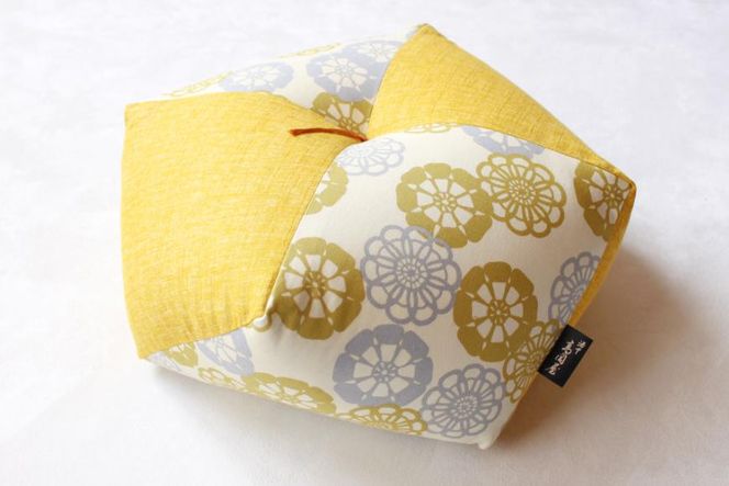 【 洛中高岡屋 】ラクにくつろげる おじゃみ座布団（木綿・菜の花フローラル） 261009_B-BZ79