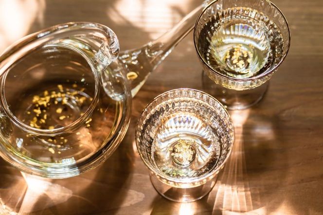 【月桂冠】月桂冠 超特撰 特別純米 純金箔入１.８Lびん詰×1本　［京都 伏見 お酒 清酒 純米 人気 おすすめ 定番 贈答 ご自宅用 お取り寄せ おいしい 通販 送料無料 ふるさと納税］ 261009_B-NP07