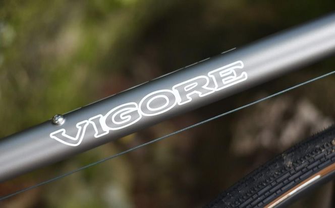 【VIGORE】山と旅の自転車プラス　GRX600仕様（マット・チタンカラー）［ 京都 自転車 ロードバイク 人気 おすすめ スポーツ アウトドア ツーリング ブランド メーカー ］ 261009_B-QQ14