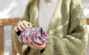 【亥之吉】手捺染たわら型コスメポーチがま口 [ひさごはいもも]（いのきち） 261009_B-UY02