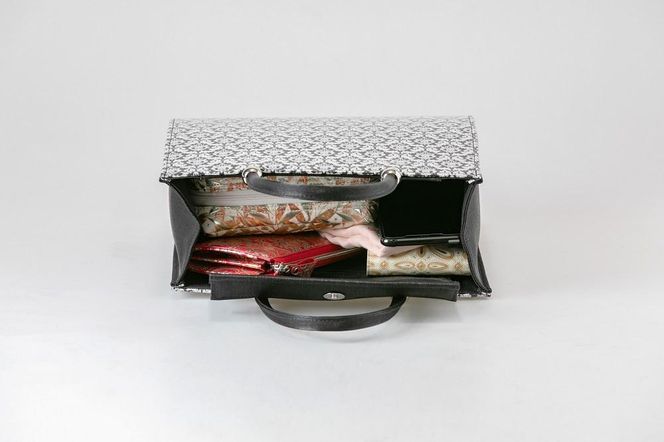 【光映工芸】京都発！特許高蒔絵技法による伝統工芸品 京金彩トートバッグ ≪花更紗柄 黒≫ 261009_A-CT063