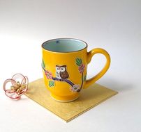 【ギャラリー洛中洛外】鮮やかな黄色に可愛らしいふくろうが描かれた 黄交趾ふくろうマグカップ 261009_A-GM003