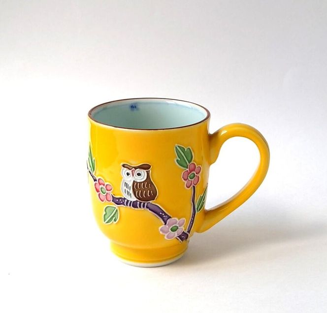 【ギャラリー洛中洛外】鮮やかな黄色に可愛らしいふくろうが描かれた 黄交趾ふくろうマグカップ 261009_A-GM003
