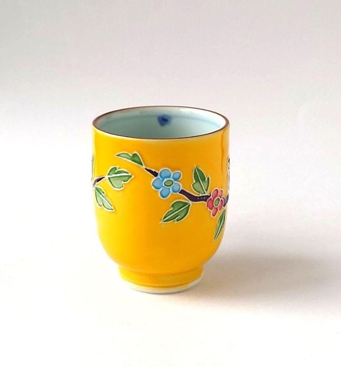 【ギャラリー洛中洛外】鮮やかな黄色に可愛らしいふくろうが描かれた 黄交趾ふくろうマグカップ 261009_A-GM003