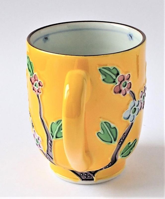 【ギャラリー洛中洛外】鮮やかな黄色に可愛らしいふくろうが描かれた 黄交趾ふくろうマグカップ 261009_A-GM003