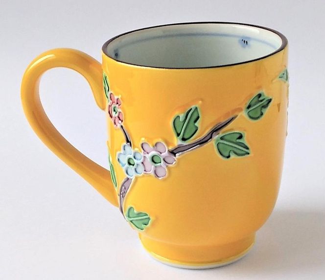 【ギャラリー洛中洛外】鮮やかな黄色に可愛らしいふくろうが描かれた 黄交趾ふくろうマグカップ 261009_A-GM003