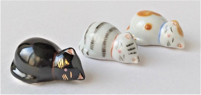 【ギャラリー洛中洛外】のんびりお昼寝ネコちゃんのお箸置き ひだまり猫箸置 261009_A-GM008