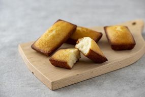 【あら、りんご。】りんごバターフィナンシェ 6個［ りんご スイーツ お菓子 バタークッキー(フィナンシェ) 林檎 人気 おすすめ お取り寄せ ギフト プレゼント 贈答 バター クッキー 青森 ］ 261009_A-UB001