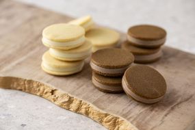 【あら、りんご。】りんごバタークッキー チョコ＆ホワイトチョコ 各5個（計10個）［ りんご スイーツ お菓子 バタークッキー 林檎 人気 おすすめ お取り寄せ ギフト プレゼント 贈答 バター クッキー 青森 ］ 261009_A-UB004