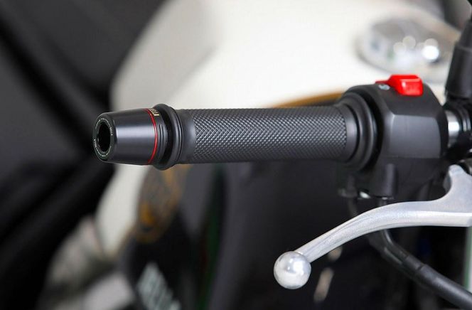 【AELLA】ハンドルバエーエンドスライダー AE-68302【ハンドルバー内径16mm～17mm】［ 京都 バイク カスタム パーツ 人気 おすすめ ツーリング ライダー バイカー メーカー ギア お取り寄せ 通販 ふるさと納税 ］ 261009_A-US006VC02